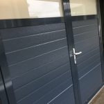 Openslaande garagedeur met gesatineerd glasen