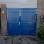 Openslaande garagedeuren Woodgrain paneel gemonteerd door Ton Smit Deuren