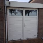 Openslaande garagedeuren met glassectie tonsmitdeuren.nl