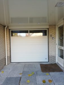 garagedeur Stucco Colore met een glassectie