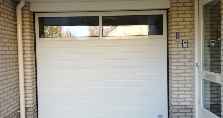 garagedeur met glas tonsmitdeuren.nl