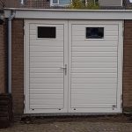 Openslaande garagedeuren met vensters tonsmitdeuren.nl