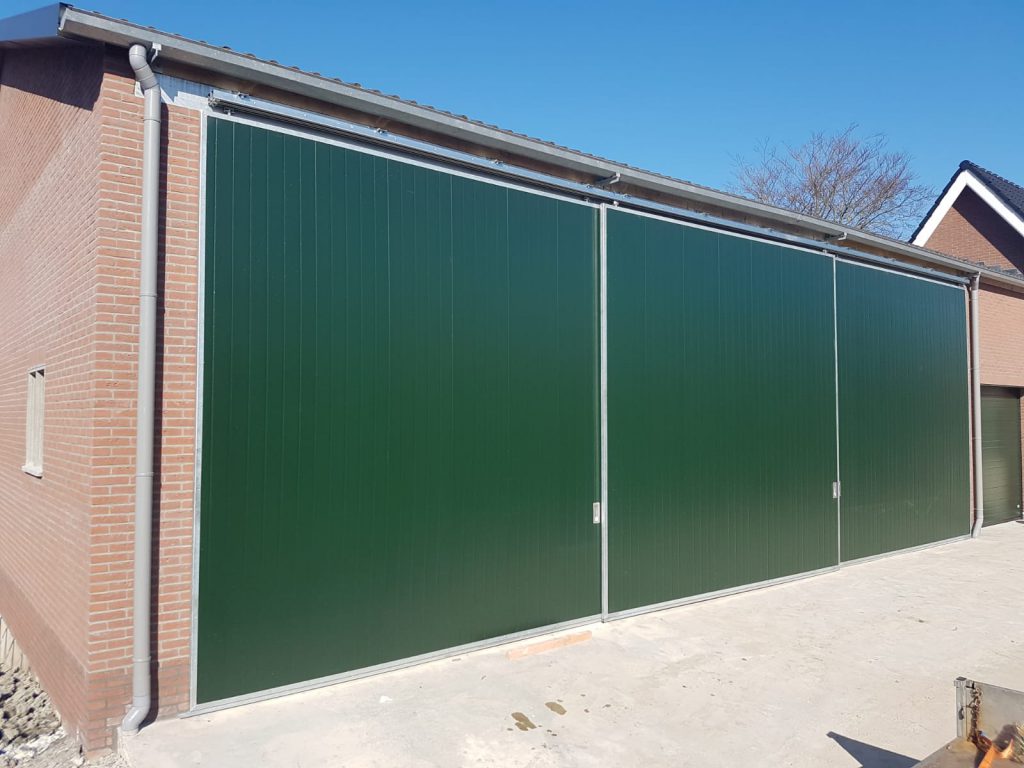 2 dichte schuifdeuren in kleur groen RAL 6009 gemonteerd door Ton Smit deuren