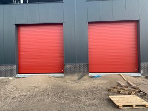 2 rode overheaddeuren stucco paneel gemonteerd door Ton Smit Deuren