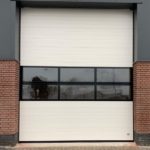 overheaddeur op maat met glassectie montage door Ton Smit Deuren