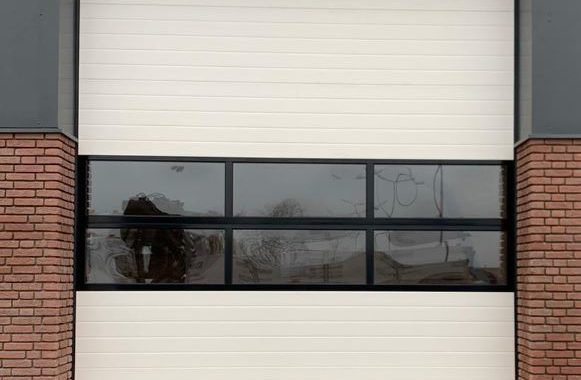 overheaddeur op maat met glassectie montage door Ton Smit Deuren