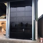 pverheaddeur met glas tonsmitdeuren.nl