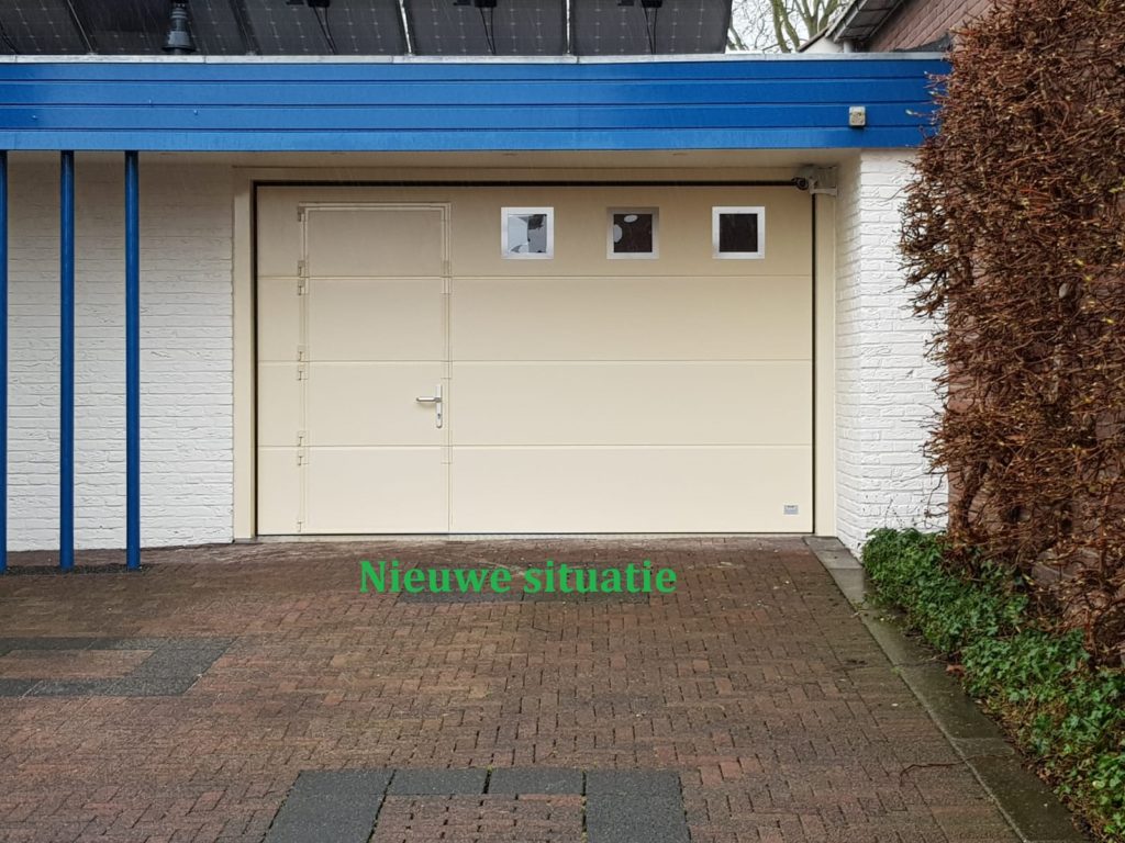 garagedeur met loopdeur en 3 RVS vensters