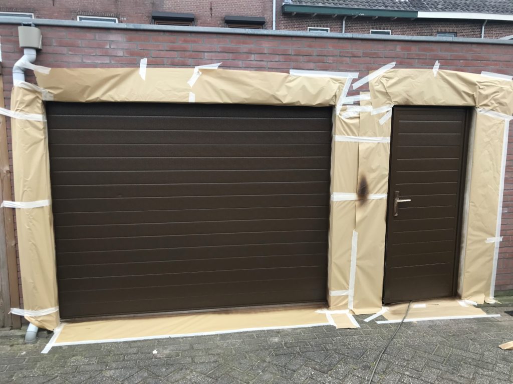 nieuw gespoten garagedeur bruin