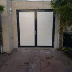 openslaande garagdeur in twee kleuren tonsmitdeuren.nl