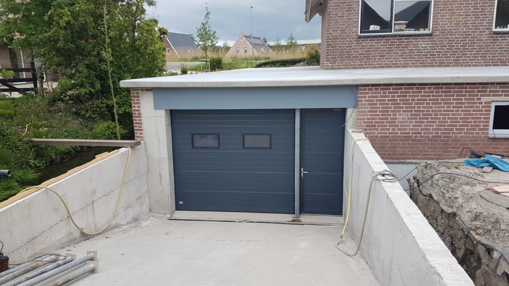 nieuwe garagedeur met aparte loopdeur