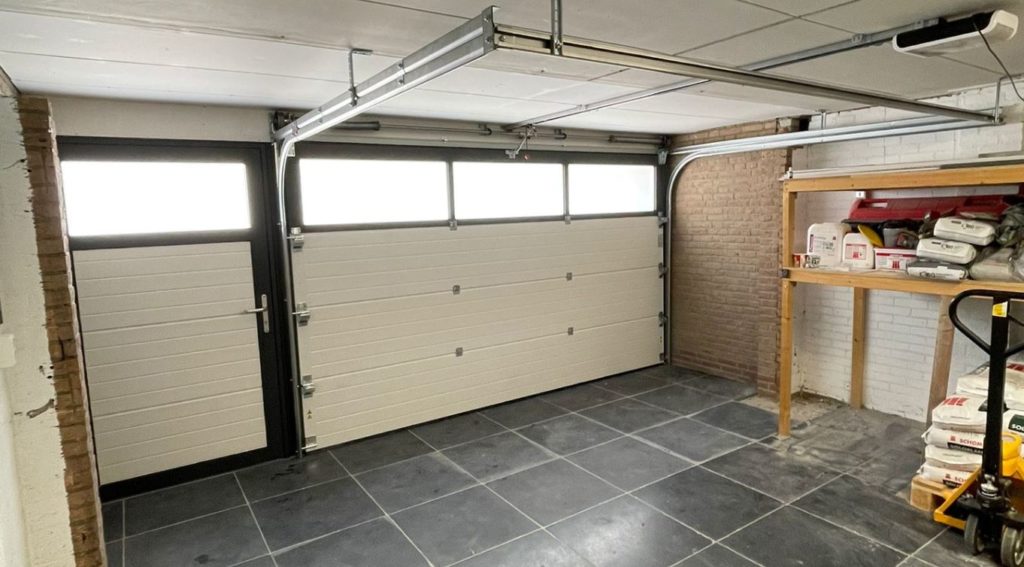 Prachtige garagedeur met aparte loopdeur