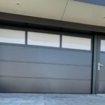Prachtige garagedeur met aparte loopdeur