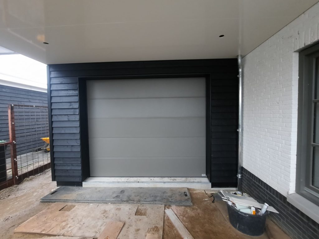 Nieuwe overheaddeuren en nieuwe garagedeuren afgelopen week geplaatst