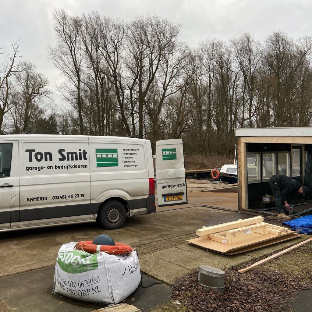 Handbediende garagedeur gemonteerd bij in een haven.