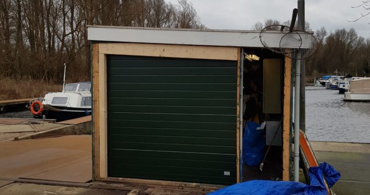 Handbediende garagedeur gemonteerd bij in een haven.