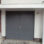 Openslaande garagedeuren Satin Plano gemonteerd door Ton Smit deuren