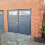 woodgrain nieuwe openslaande garagedeuren gemonteerd door Ton Smit Deuren