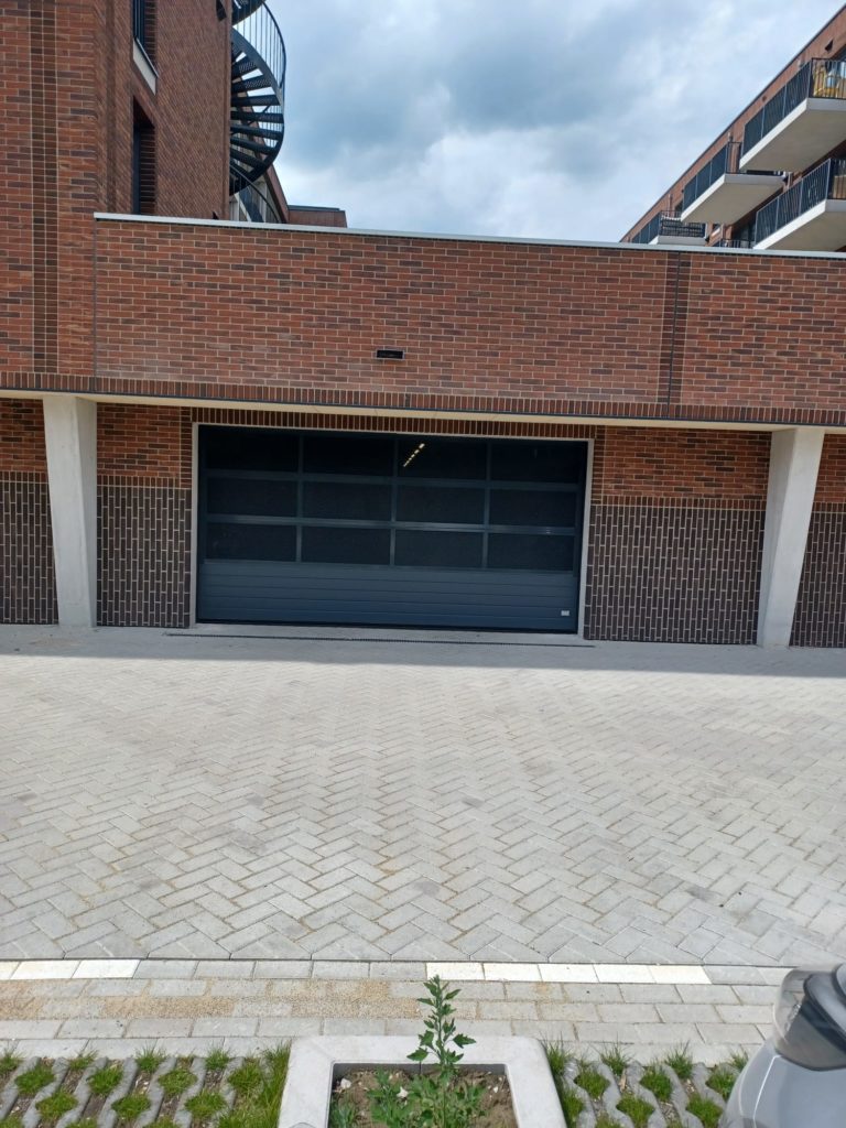 parkeergaragedeur met strekmetaal