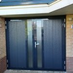 Openslaande garagedeur met verticaal glas gemonteerd door Ton Smit Deuren