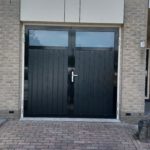 Verticale panelen openslaande garagedeur gemonteerd door Ton Smit Deuren