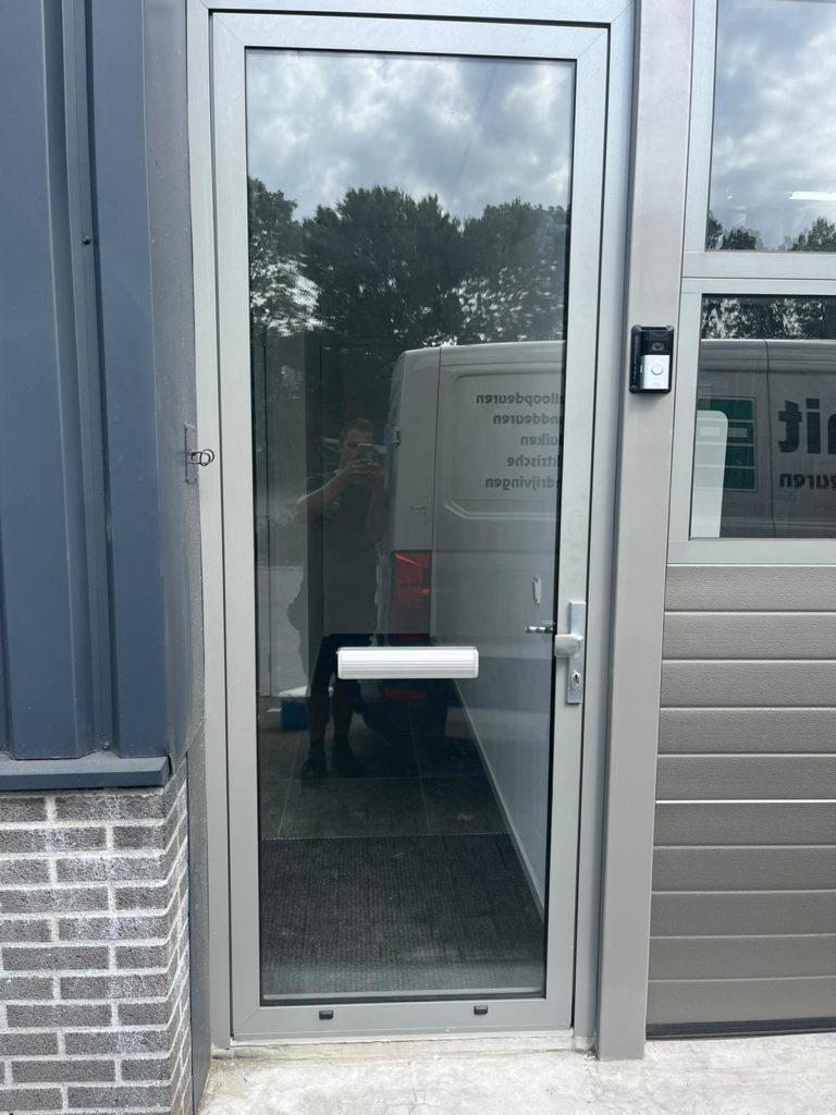 Deur met glas inclusief sparing voor een brievenbus gemonteerd door Ton Smit Deuren