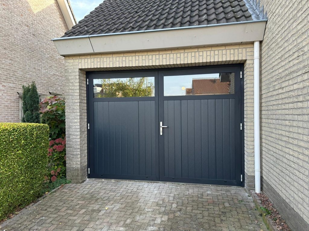 Op zoek naar openslaande garagedeuren? Dit is een mooie deur