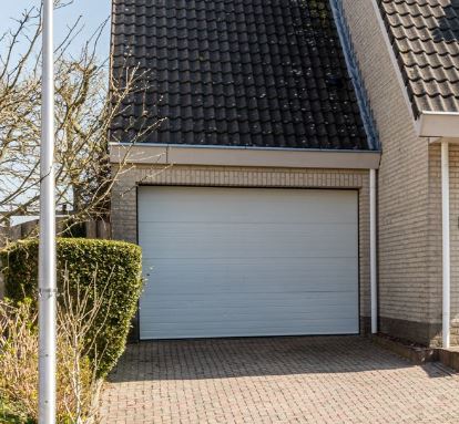 Op zoek naar openslaande garagedeuren? Dit is een mooie deur