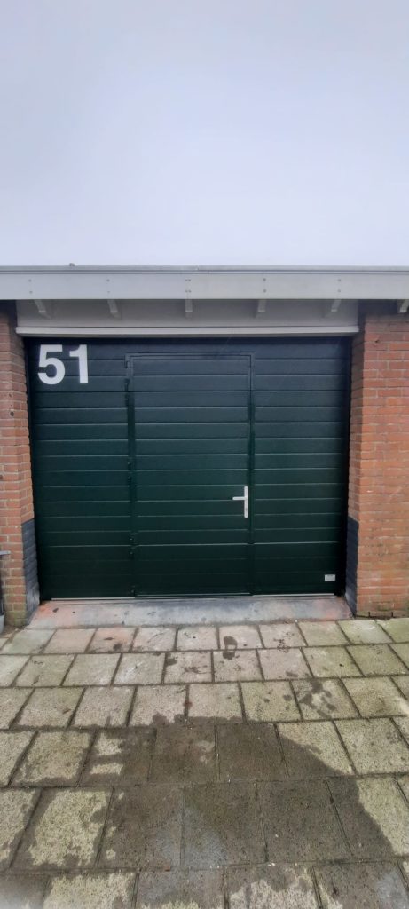 sectionaaldeur met loopdeur tonsmitdeuren.nl