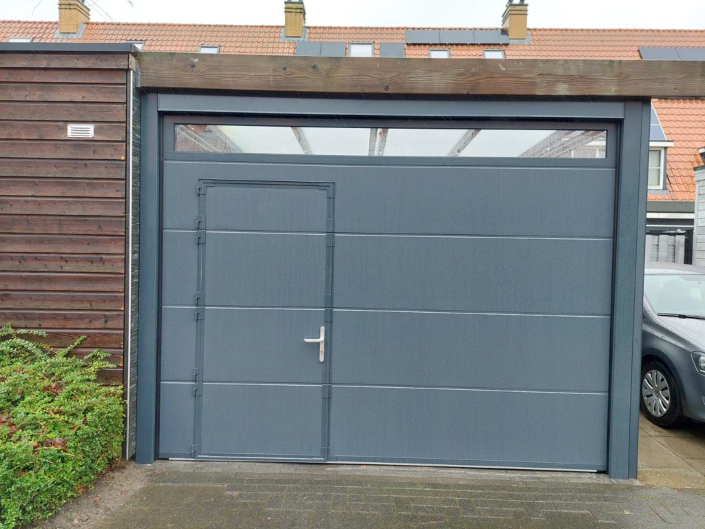 garagedeur in een carport met een loopdeur in structuurlak