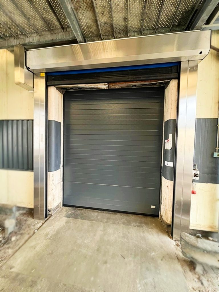 In een productie omgeving hebben wij een overheaddeur en een snelloopdeur gemonteerd. tonsmitdeuren.nl