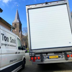 Roldeur vrachtwagen gemonteerd door ton smit deuren
