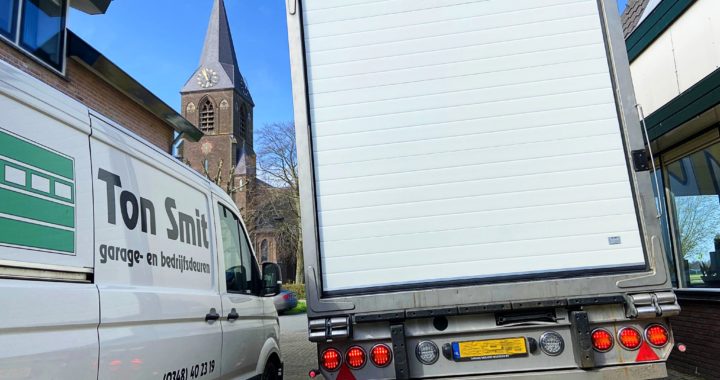 Roldeur vrachtwagen gemonteerd door ton smit deuren