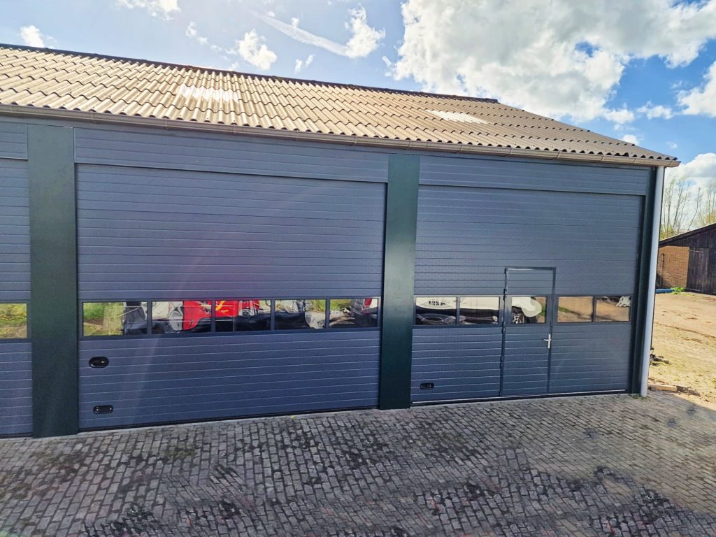 Resultaat project in Oudewater, 2 overheaddeuren afgebeeld die zijn gemonteerd door ton smit deuren