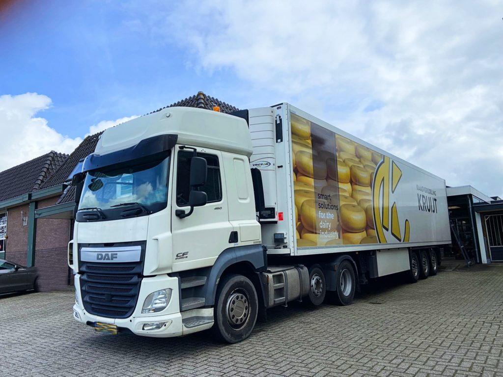 Roldeur vrachtwagen van een koeltransport trailer vervangen.
Door Ton Smit Deuren