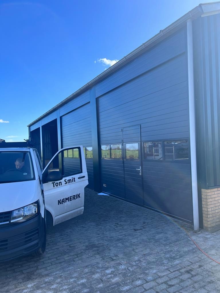 nieuwe overheaddeuren in Oudewater, de loopdeur is dicht, een bus van Ton Smit