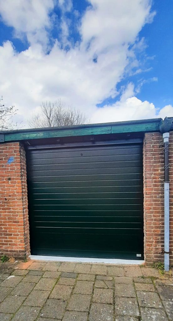 Garagedeuraandrijving op accu, dit is een Stucco paneel garagedeur gemonteerd door Ton Smit Deuren