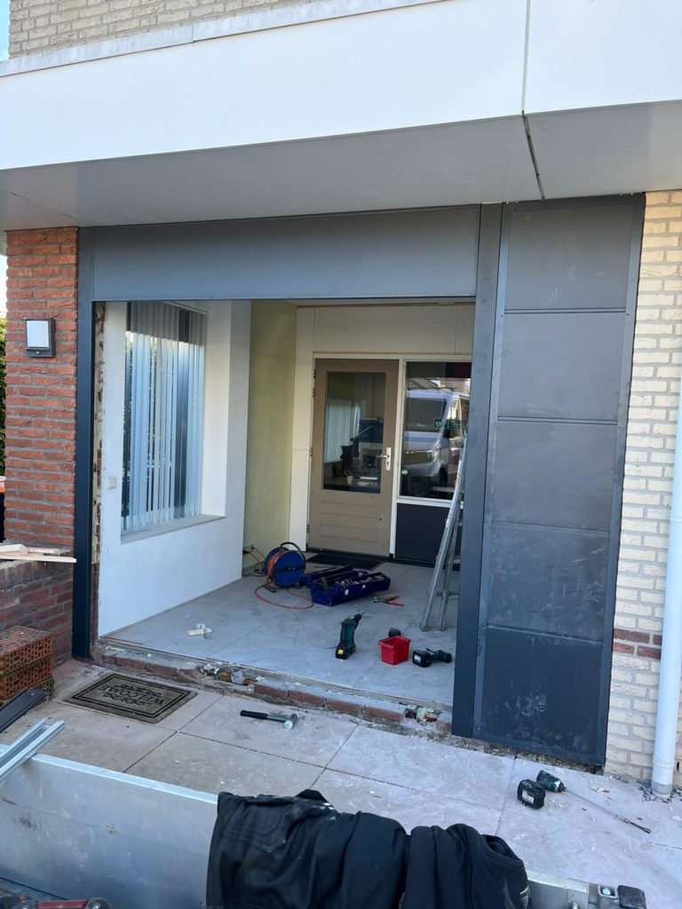 Montage nieuwe garagedeur in Lelystad, het bovenpaneel en het zijpaneel is gemonteerd