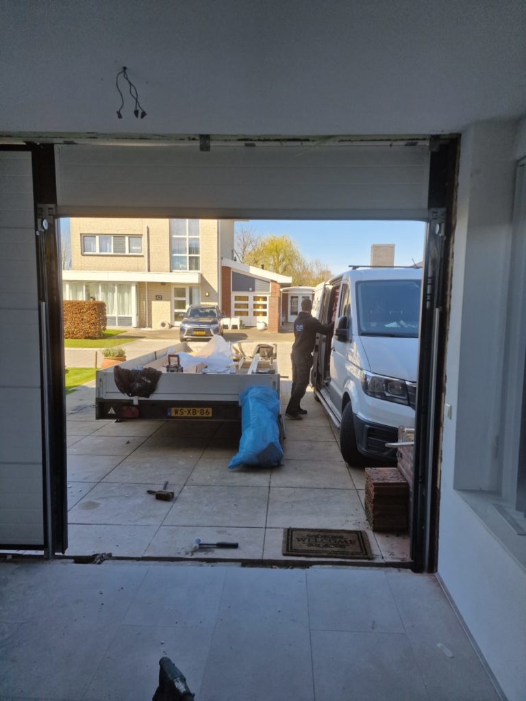 Mooie garagedeur in Lelystad Ton Smit Garage en Bedrijfsdeuren