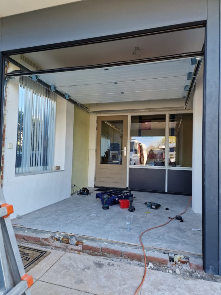 Mooie garagedeur in Lelystad Ton Smit Garage en Bedrijfsdeuren