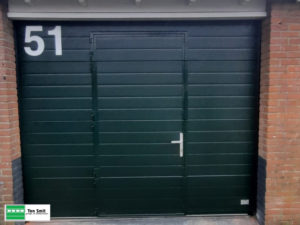 garagedeur met een loopdeur