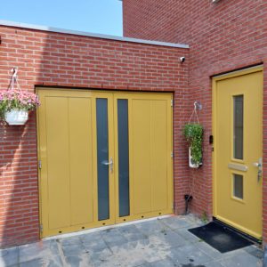 Openslaande garagedeuren met glas gemonteerd door Ton Smit Deuren