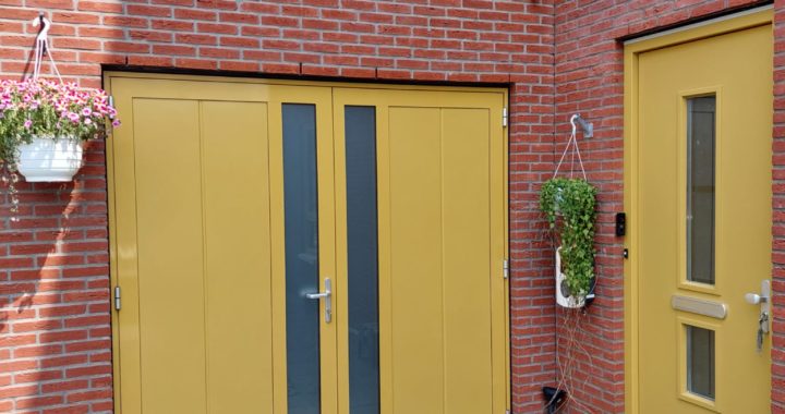 Openslaande garagedeuren met glas gemonteerd door Ton Smit Deuren