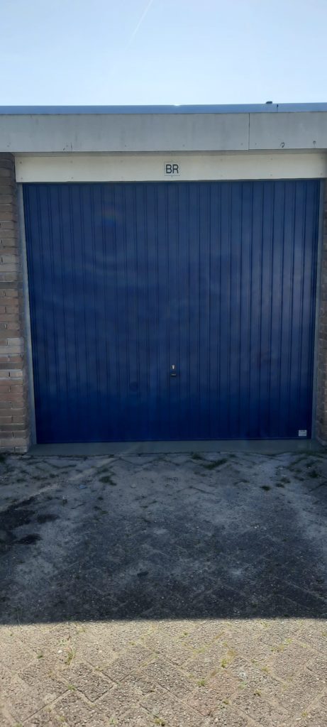 kanteldeur garage gemonteerd door Ton Smit deuren