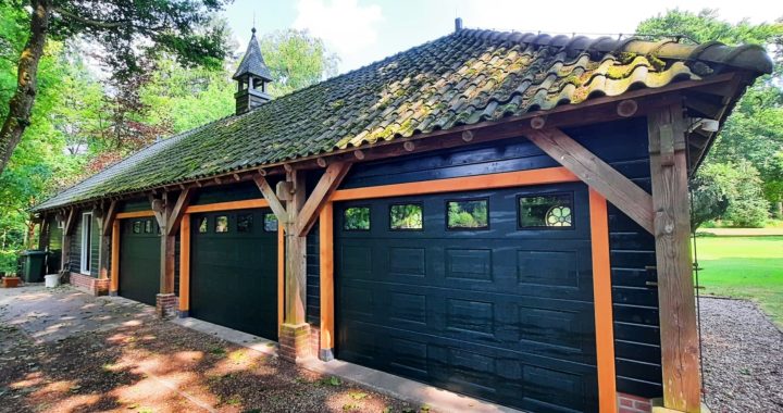 Klassieke garagedeur met houtstructuur gemonteerd door Ton Smit deuren