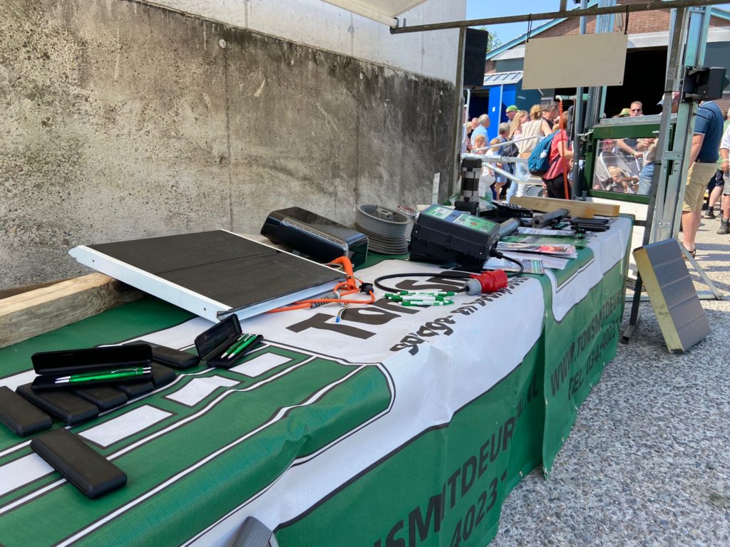 Panelen overheaddeuren Ton Smit deuren tijdens de braderie Boerendag 2023 in Harmelen.