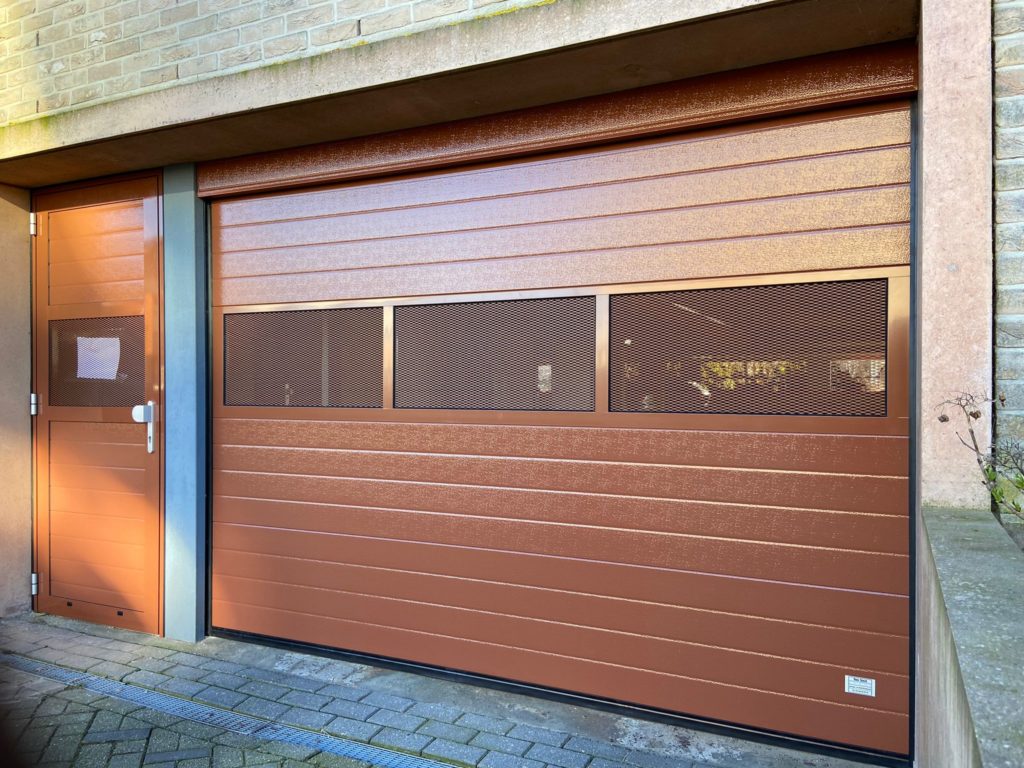 parkeergaragedeur met strekmetaal gemonteerd door Ton Smit Deuren