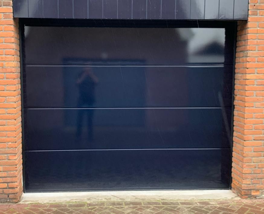 Satin Plano in hoogglans gemonteerd door Ton Smit deuren