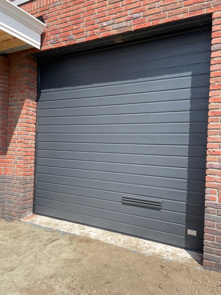 elektrische garagedeur inclusief montage, door Ton Smit deuren gemonteerd