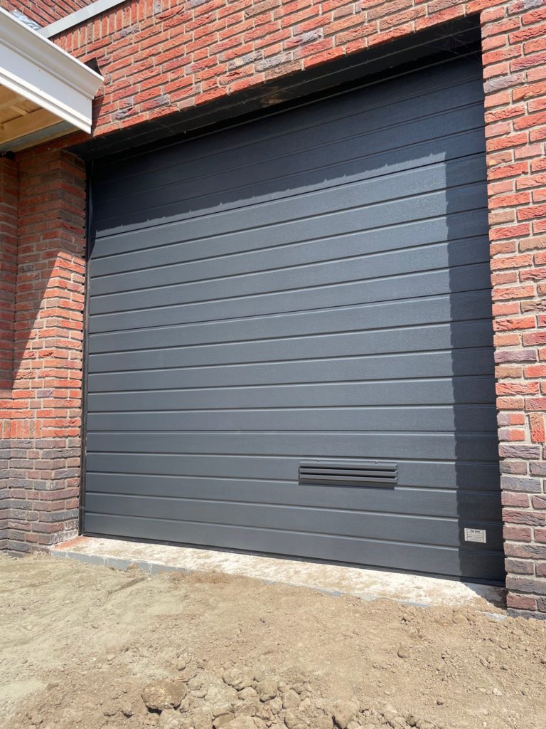 In Numansdorp 7 x elektrische garagedeur inclusief montage, gemonteerd door Ton Smit deuren